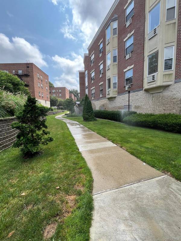 38 Knightsbridge RD #2B, Great Neck, NY 11021