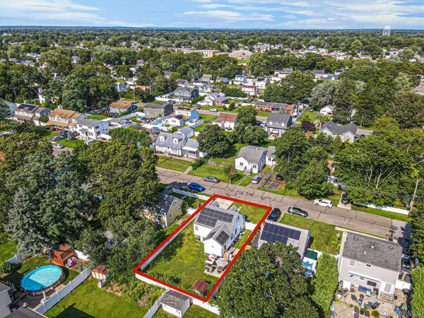 223 N Fulton AVE, Lindenhurst, NY 11757