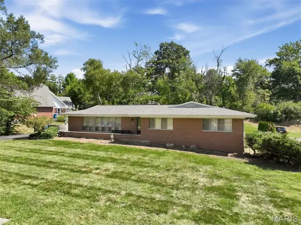 8 Wedgewood LN, St Louis, MO 63141