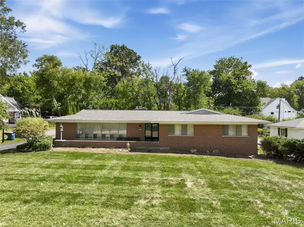 8 Wedgewood LN, St Louis, MO 63141
