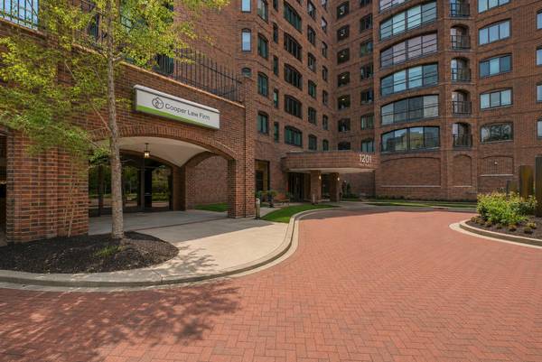 1201 Yale PL #A100, Minneapolis, MN 55403