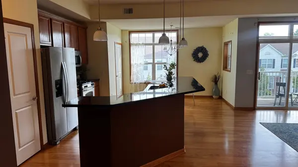 1244 County Road D E #102, Maplewood, MN 55109