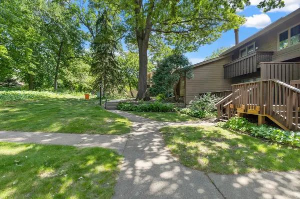 91 Birnamwood DR, Burnsville, MN 55337