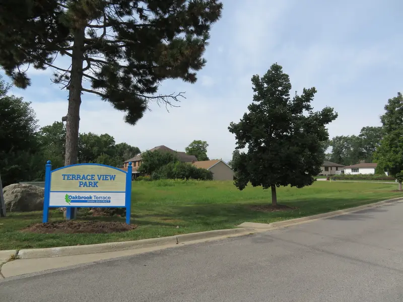 17W071 Hodges RD, Oakbrook Terrace, IL 60181