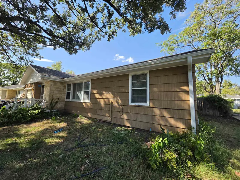 825 E Kirwin Ave, Salina, KS 67401