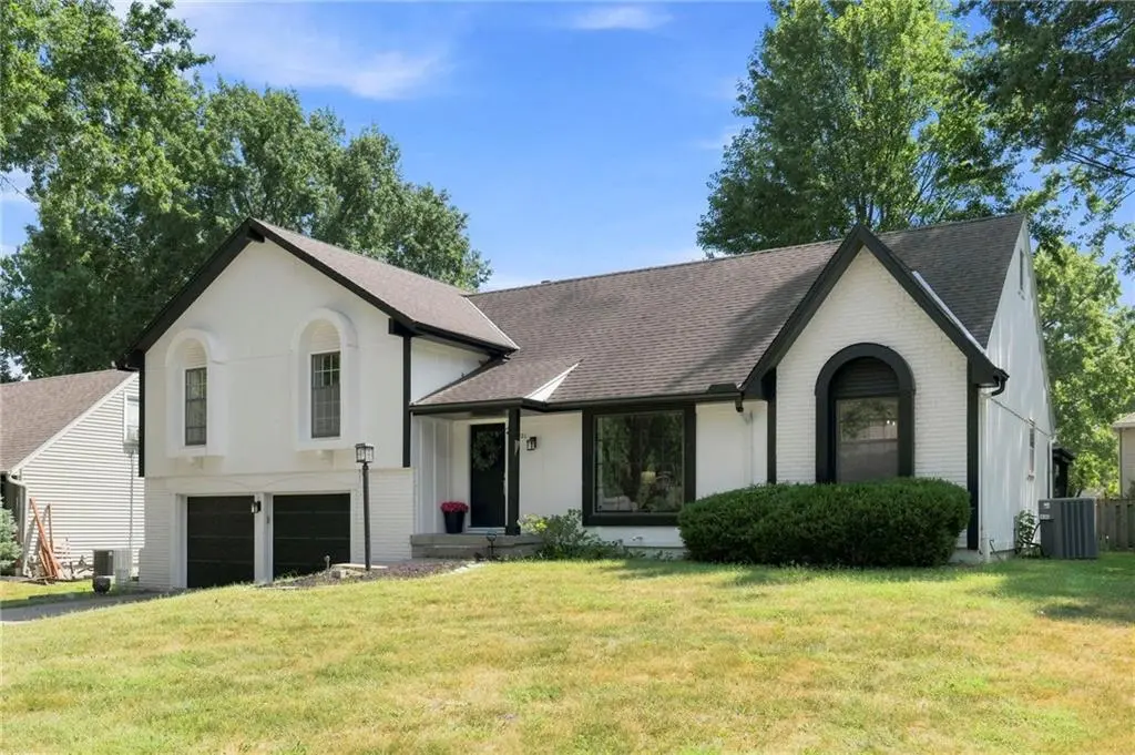 12021 W 100TH ST, Lenexa, KS 66215