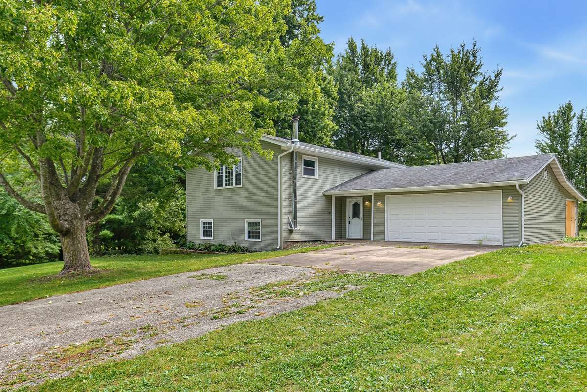 5195 306th ST, Dixon, IA 52745