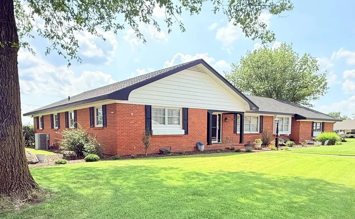 312 Willow Rd., Hillsboro, KS 67063