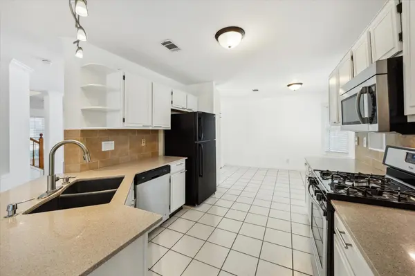 1102 Crestview ST, Round Rock, TX 78681