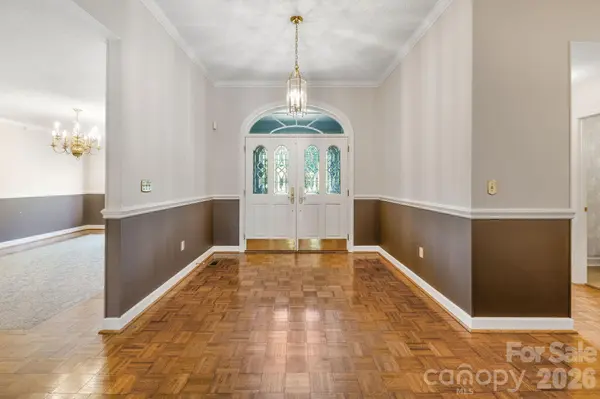 13 Lowry LN, Weaverville, NC 28787