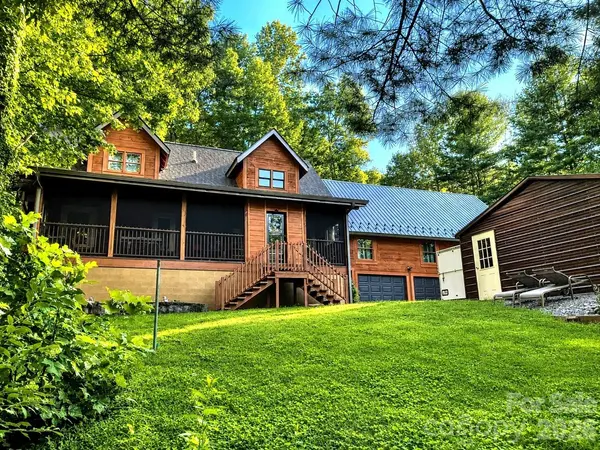 153 Montgomery Place LN, Zirconia, NC 28790