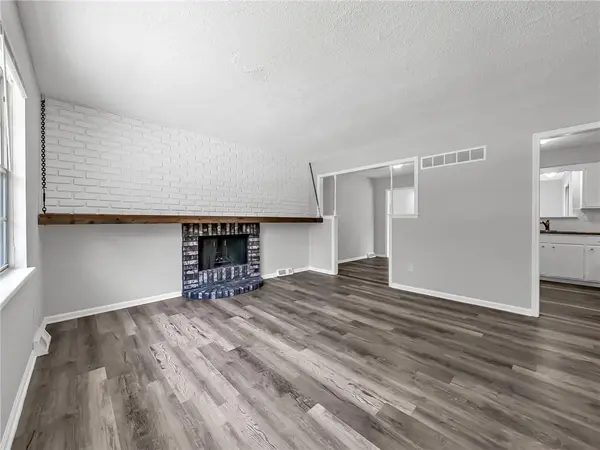 1400 SW Speas DR, Blue Springs, MO 64014