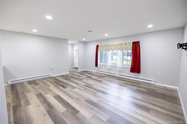 250A Newcastle CT, Ridge, NY 11961