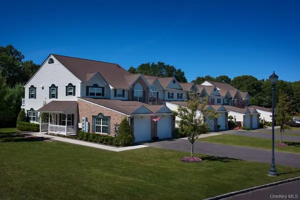 157 Pineview LN #157, Coram, NY 11727
