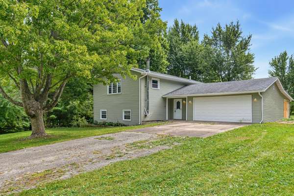 5195 306th ST, Dixon, IA 52745