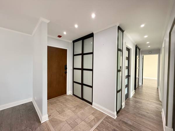 502 W Huntington Commons RD #438, Mount Prospect, IL 60056