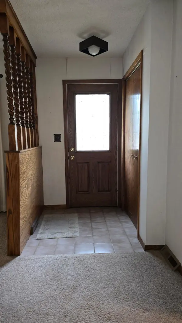 207 E Lyon ST, Marshall, MN 56258