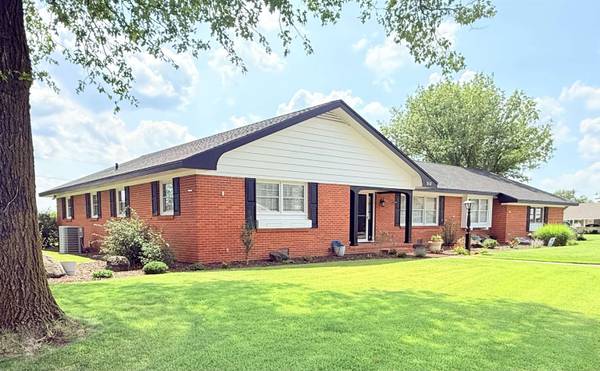 312 Willow Rd., Hillsboro, KS 67063