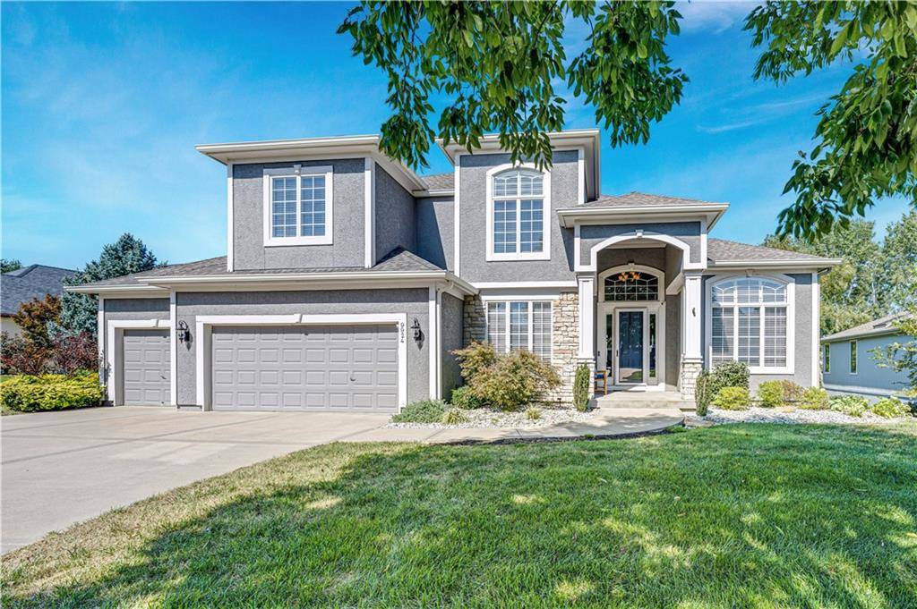 9924 Skyview LN, Lenexa, KS 66220