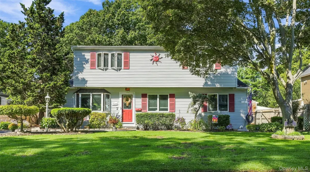 724 Sandra AVE, West Islip, NY 11795