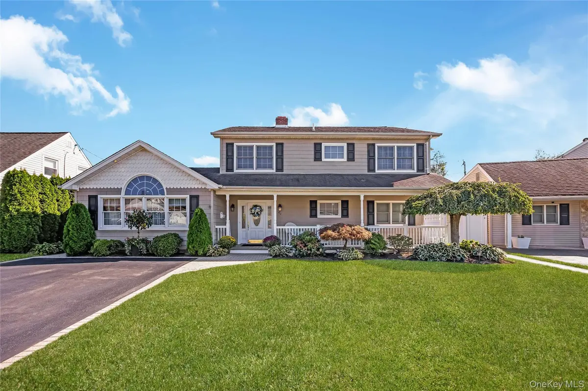 42 Grey LN, Levittown, NY 11756