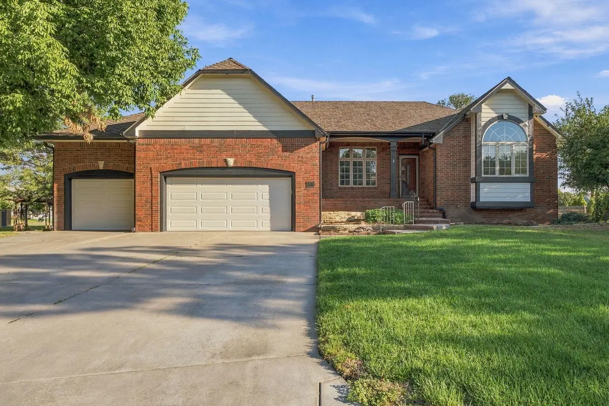328 Campus Ct, North Newton, KS 67117