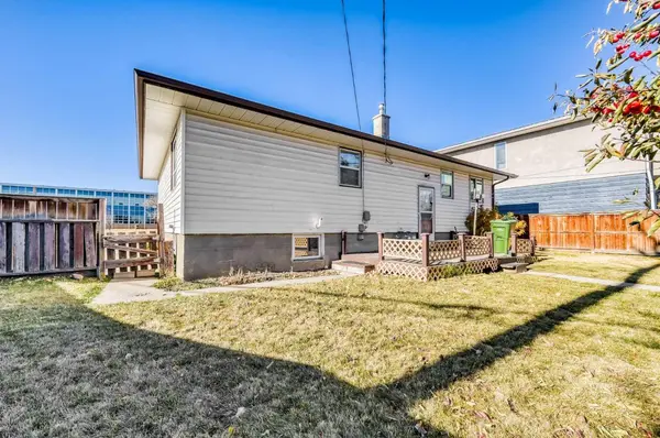 3452 37 ST SW, Calgary, AB T3E 3C1