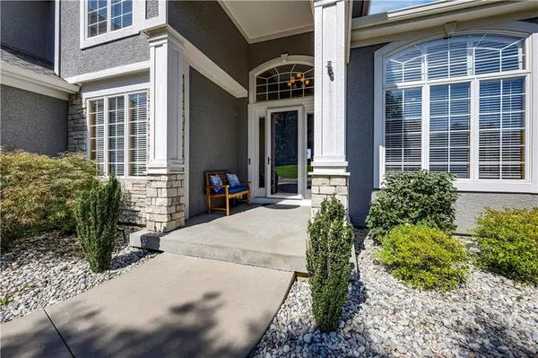 9924 Skyview LN, Lenexa, KS 66220