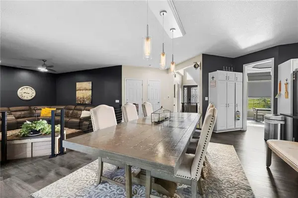 2 Fairview DR, Ottawa, KS 66067