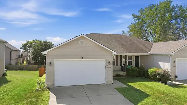1203 NW Scenic DR, Grain Valley, MO 64029