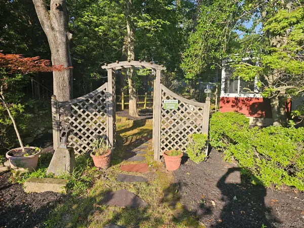 32 Fern RD, Rocky Point, NY 11778