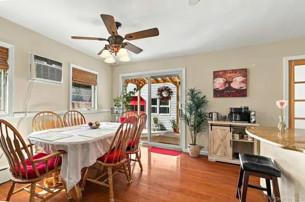 724 Sandra AVE, West Islip, NY 11795