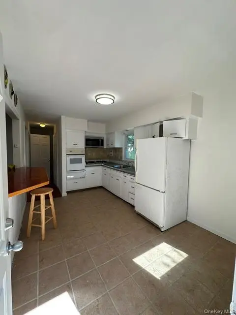 85 Springville RD, Hampton Bays, NY 11946