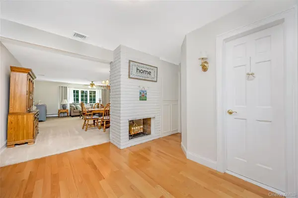 42 Grey LN, Levittown, NY 11756