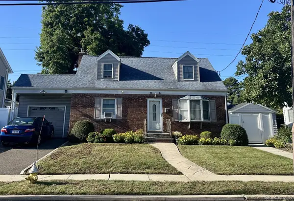15 Lexington AVE, Westbury, NY 11590