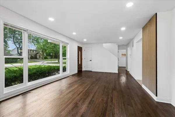 2272 Asbury RD, Northbrook, IL 60062