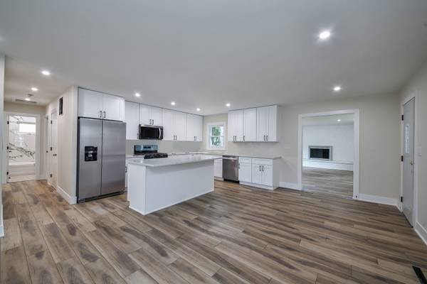 828 Valley LN, Geneva, IL 60134