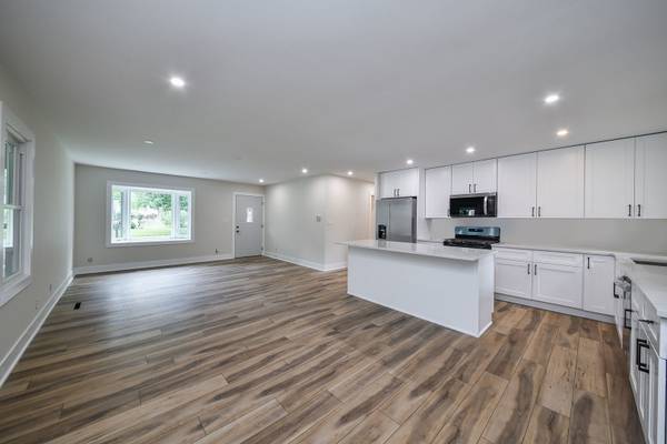 828 Valley LN, Geneva, IL 60134
