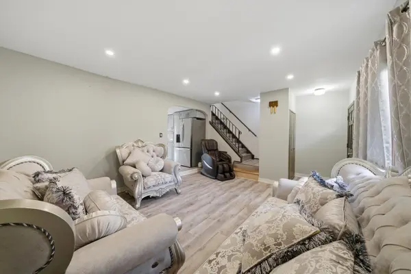 20 Ottawa CT, Justice, IL 60458