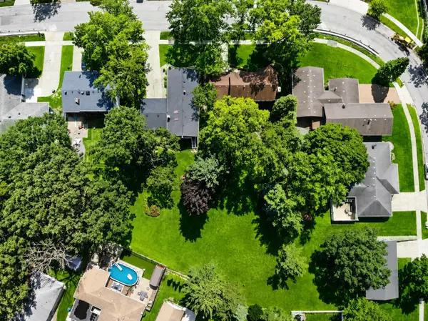336 Friar Tuck DR, Schererville, IN 46375