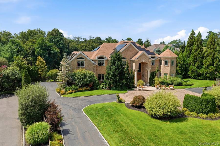 15 Peppermill LN, Dix Hills, NY 11746