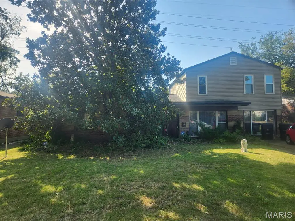 8678 Spoon DR, University City, MO 63132