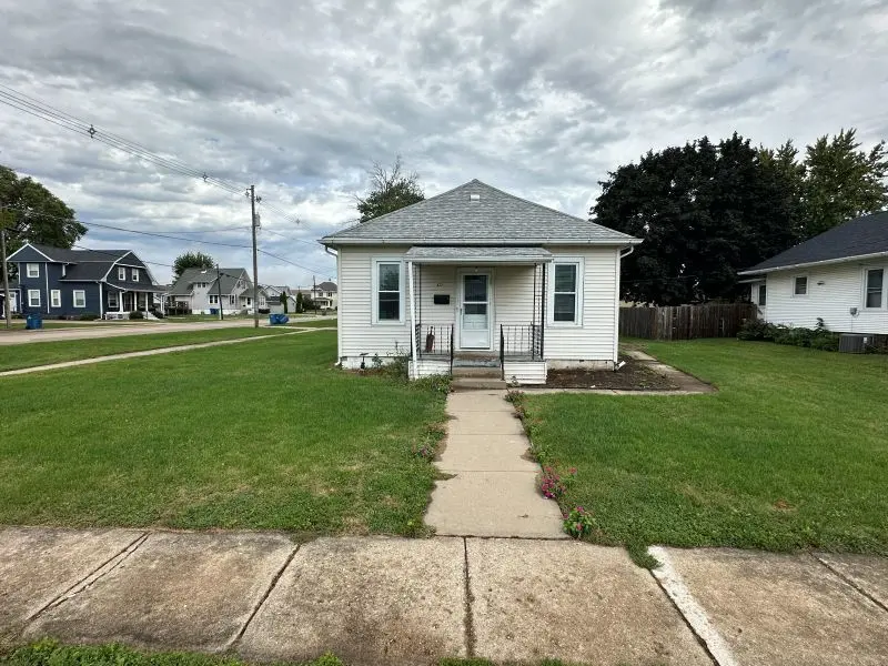 422 6th ST, De Witt, IA 52472