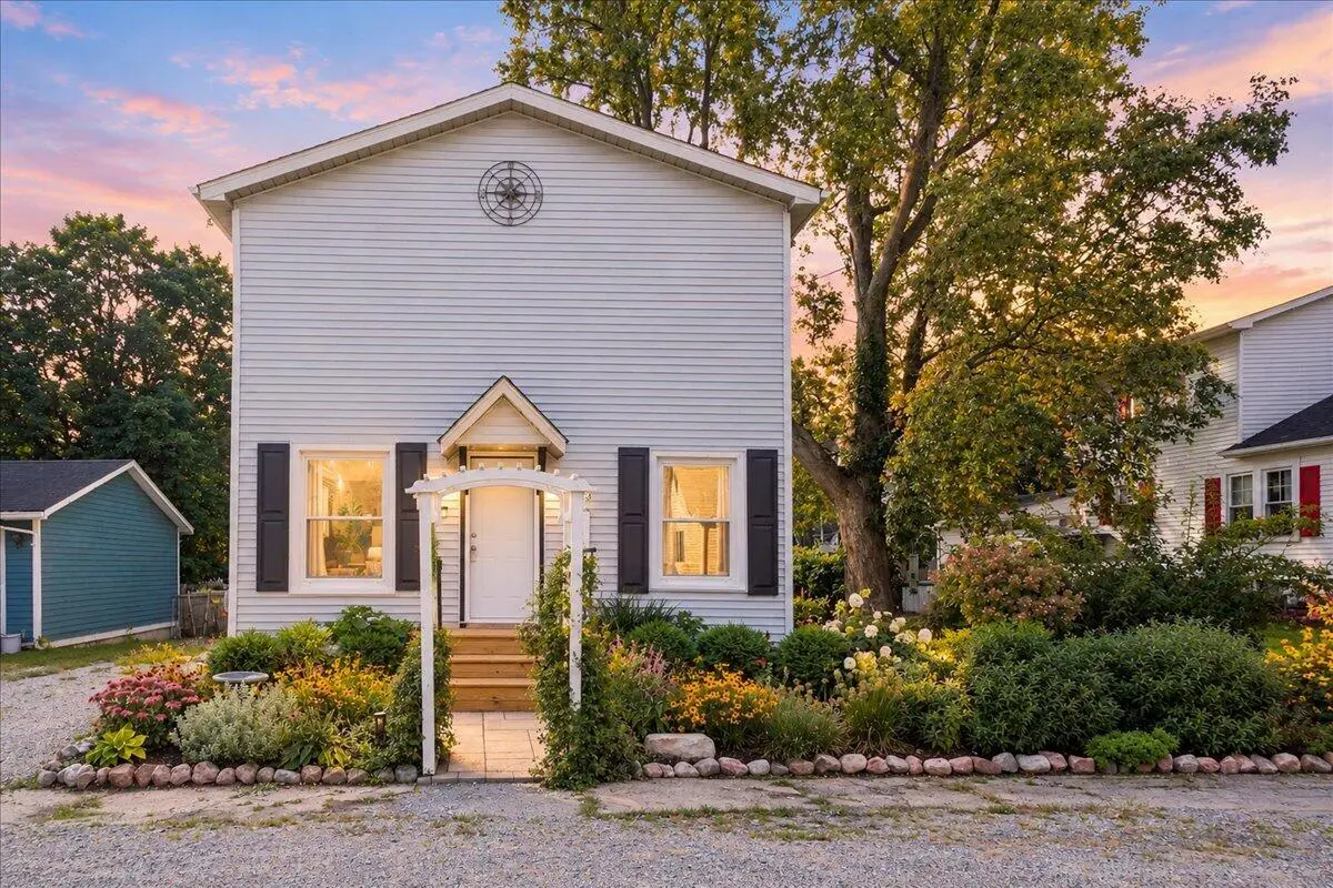 208 W Alyea ST, Hebron, IN 46341