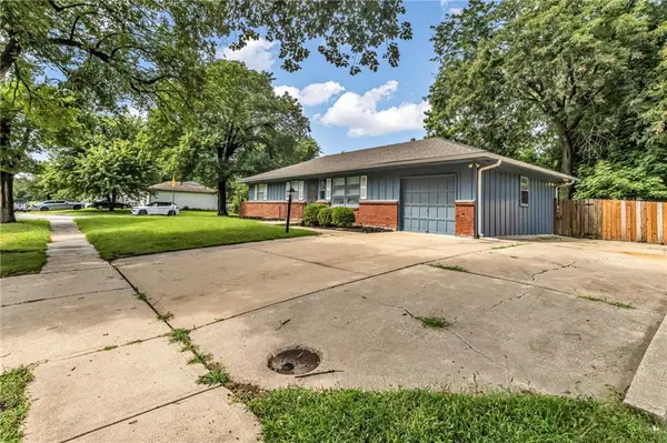 717 S Sunset DR, Olathe, KS 66061