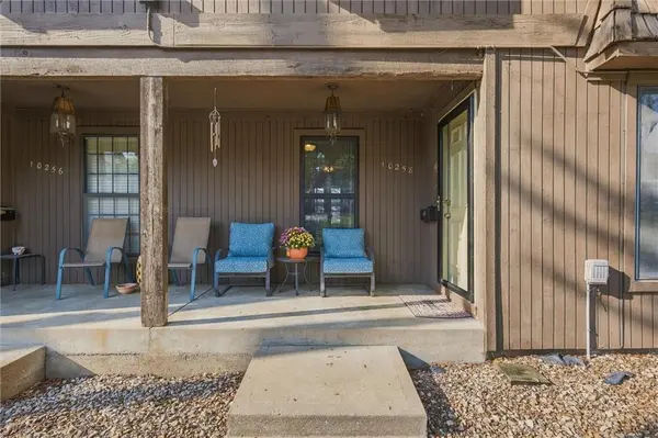 10258 Cedarbrooke LN, Kansas City, MO 64131