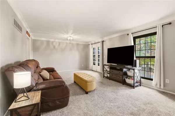 10258 Cedarbrooke LN, Kansas City, MO 64131