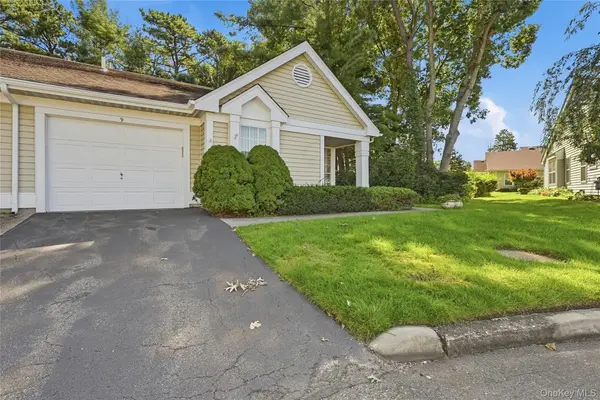 9 Oakdale CT, Ridge, NY 11961