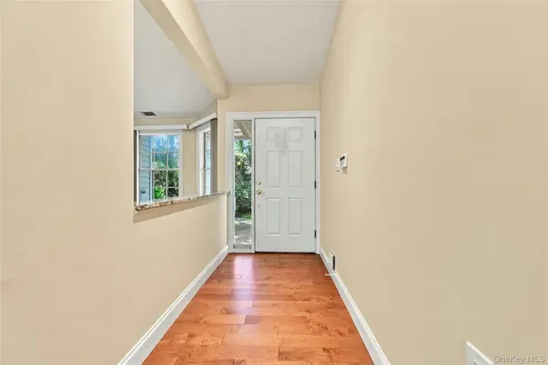9 Oakdale CT, Ridge, NY 11961