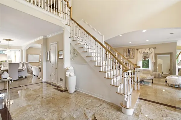 15 Peppermill LN, Dix Hills, NY 11746